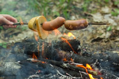 sosis ateşe kavurma bir şiş üzerinde
