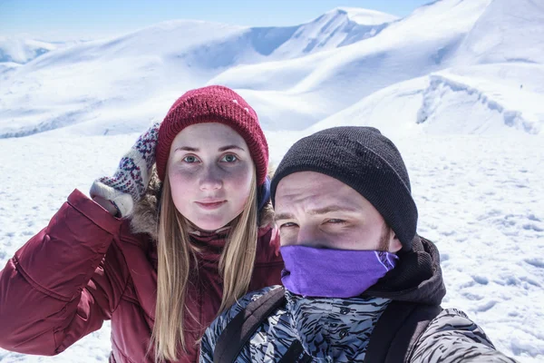男と女の雪の山 selfie をやって — ストック写真