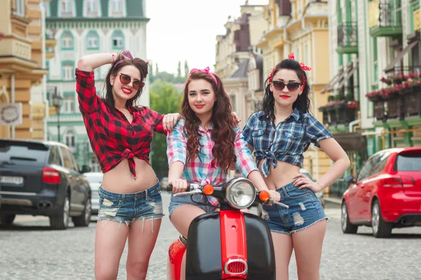 Három szexi fiatal nő a robogó — Stock Fotó