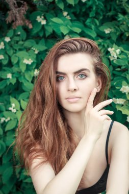 güzel bir genç kadın model portresi