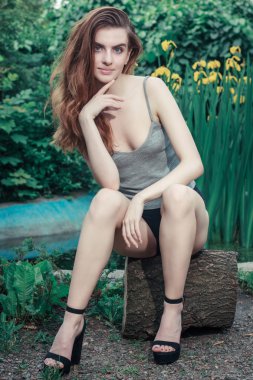 genç kadın modeli doğa bir sandalyede oturur