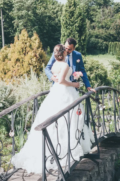 Schönes junges verliebtes Paar heiratet — Stockfoto