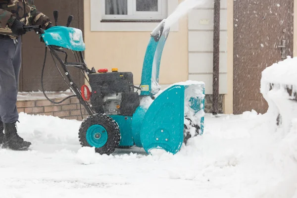 Człowiek z Snowblower — Zdjęcie stockowe