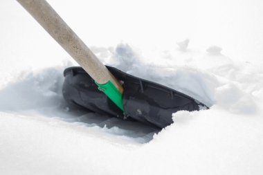 kürekle çalışan adam