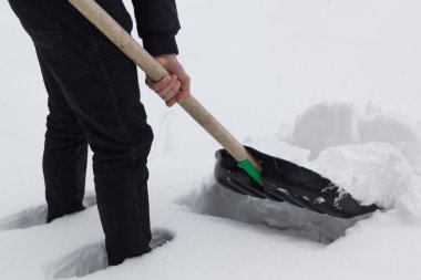 kürekle çalışan adam