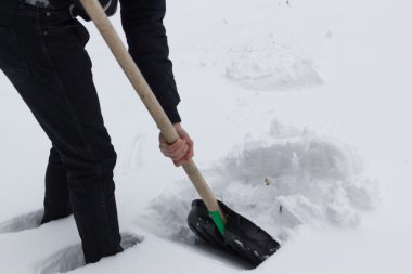 kürekle çalışan adam