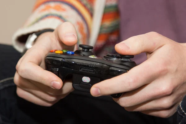 Une manette de jeu dans les mains o — Photo