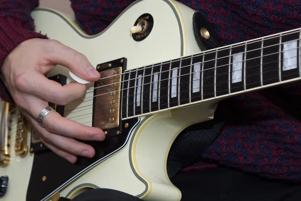 Un joven tocando la guitarra — Foto de Stock