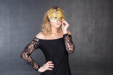 güzel kız maske ve siyah elbise