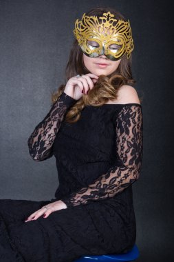 güzel kız maske ve siyah elbise