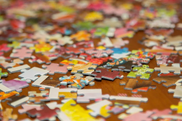 Barevné puzzle na stole — Stock fotografie