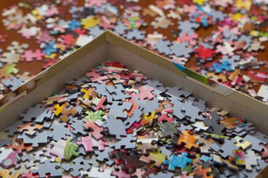 Masanın üstüne renkli bulmaca