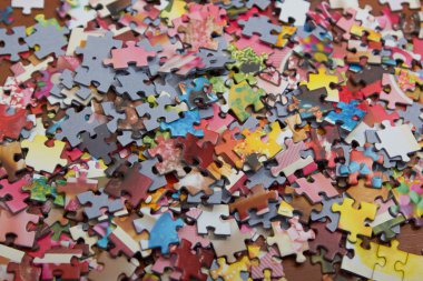 Masanın üstüne renkli bulmaca