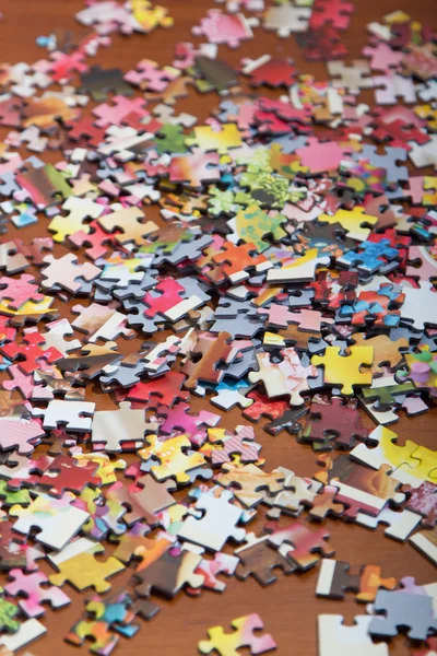 책상에 다채로운 퍼즐 — 스톡 사진