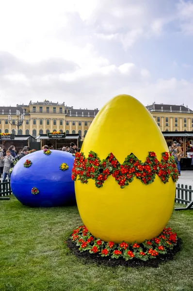 Большие пасхальные яйца на пасхальном рынке дворца Шёнбрунн, Вена — стоковое фото