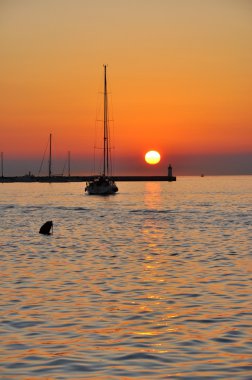 Gün batımında yat limanında
