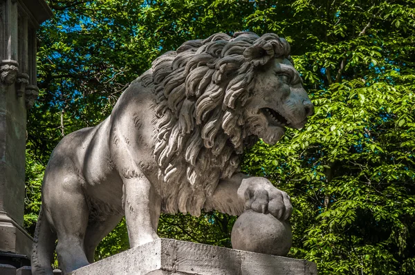 在公园里的 Laxenbung 城堡，奥地利的狮子雕像 — 图库照片