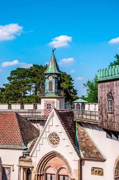 Wieża zegarowa i dachy zamku Franzensburg, Austria — Zdjęcie stockowe