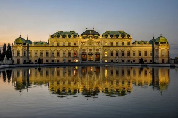 Palacio del Belvedere superior por la noche, Viena, Austria — Foto de Stock