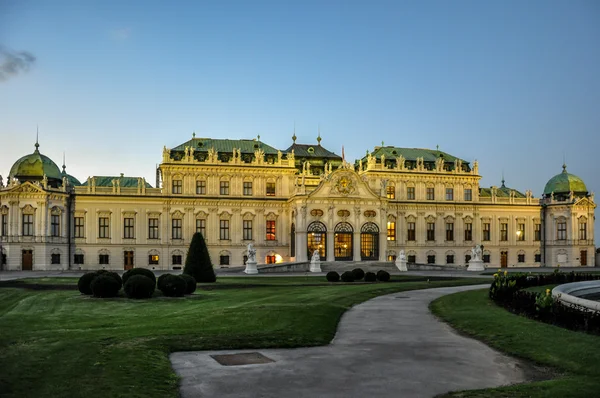 Palacio del Belvedere superior por la noche, Viena, Austria — Foto de Stock