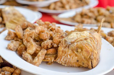 kızarmış Kırmızı Tilapia beyaz plaka üzerinde