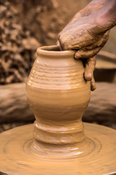 Создание глиняных горшков — стоковое фото