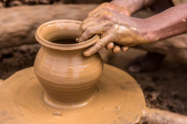 Potter maken aarden pot — Stockfoto