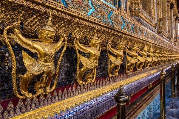 Guerreiros dourados do templo de buda de esmeralda — Fotografia de Stock