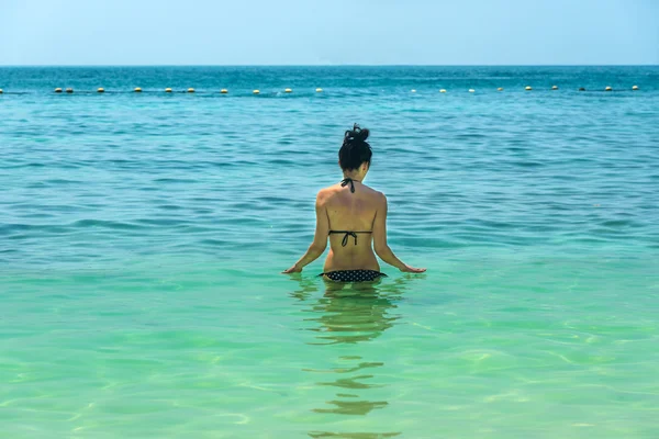 Schöne Frau, die im Meer badet lizenzfreie Stockfotos