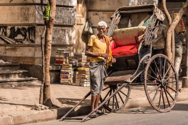 Yolcular için bekleyen çekçek çektirme