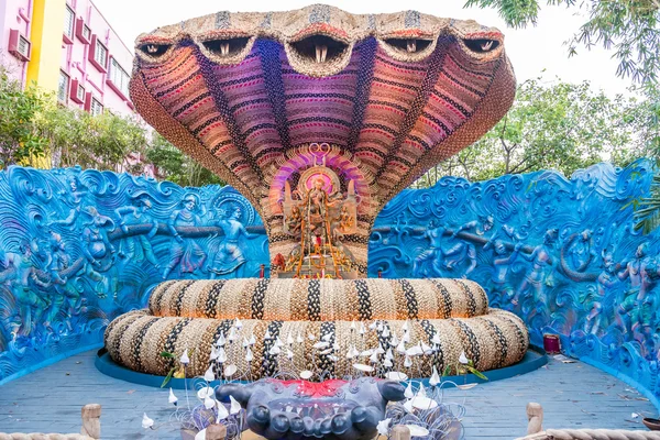 Beautiful Durga idol in a snake shaped pandal — Stock Photo, Image