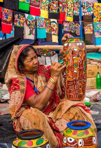 Artista dedicado en el trabajo — Foto de Stock