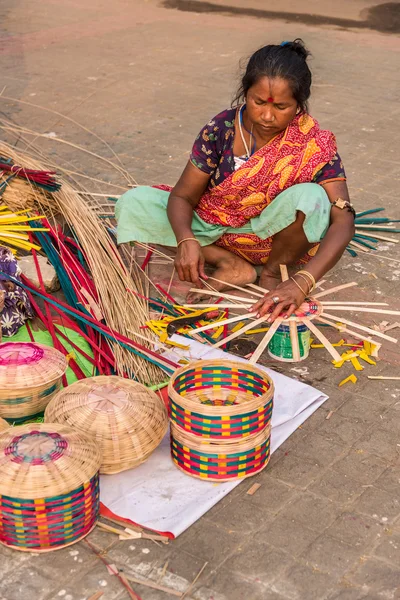 Making colorful cane baskets — Stock Photo, Image