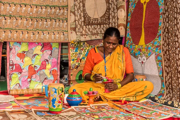 Craftswoman vytvoření uměleckých předmětů — Stock fotografie