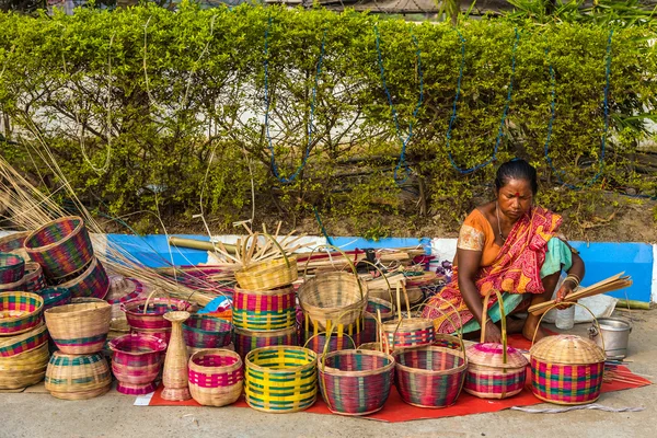 Creating artistic baskets — Stock Photo, Image