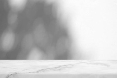 Duvar dokusu arka planında fundalık gölgesi olan mermer masa, Ürün Sunum Arkaplanı, Görünüm ve Moda İçin Uygun.