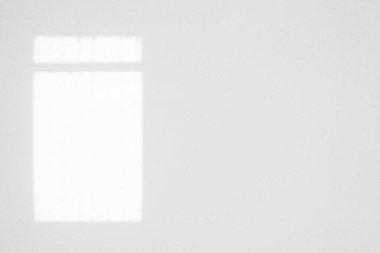 Beyaz Beton Duvardaki Pencereden Işık Işını, Mimari ve İnşaat Konseptine Uygun.