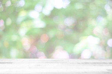 Bahçe Arkaplanının Güzel Bokeh 'li Beyaz Tahta Masa, Ürün Sunumu, Görünüm ve Moda İçin Uygun.