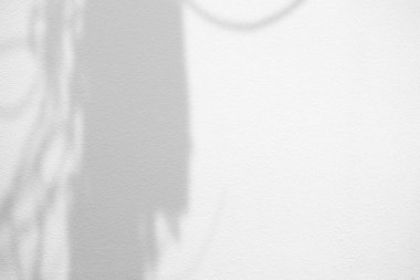 Beyaz Beton Duvardaki Karışık Kablolar ve Elektrik Direği 'nin Gölgesi.