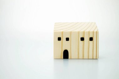 Beyaz Stüdyo Arkaplanda Metin İçin Yer Olan Ahşap Minyatür Ev.