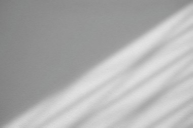 Beyaz Stucco Duvarında Çit Gölgesi Olan Işık Işını.