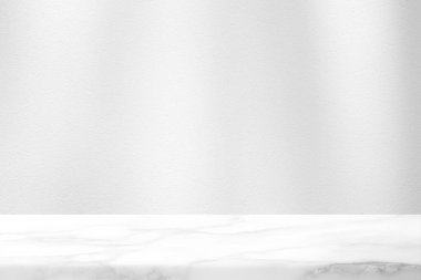 Beton Duvarda Işık Kirişli Beyaz Mermer Masa, Ürün Sunumu, Görünüm ve Moda İçin Uygun.