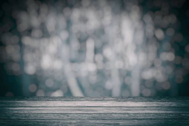 Merkezde Spotlight ve Karanlık Ton 'da Beyaz Bokeh olan Tahta Masa, Cadılar Bayramı Kavramı İçin Uygun.