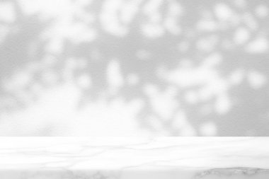 Beton Duvarda Ağaç Gölgesi Arkaplanda Beyaz Mermer Masa, Ürün Sunum Arkaplanı, Görünüm ve Moda İçin Uygun.