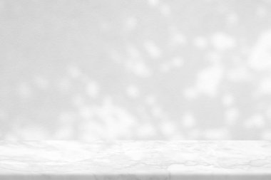 Beton Duvarda Ağaç Gölgesi Arkaplanda Beyaz Mermer Masa, Ürün Sunum Arkaplanı, Görünüm ve Moda İçin Uygun.