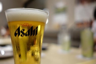 BANGKOK, THAILAND - 05 Eylül 2020: Tahta Masa üzerinde Asahi Birası, ünlü bir Japon birasıdır ve Asahi Bira Fabrikaları tarafından dağıtılır..