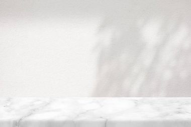 Beton Duvarda Ağaç Gölgesi Arkaplanda Beyaz Mermer Masa, Ürün Sunum Arkaplanı, Görünüm ve Moda İçin Uygun.