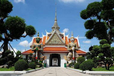 Wat Arun Girişindeki Antik Koruyucu Devler. Wat Arun Tayland 'ın ünlü tapınağı ve tarihi simgesidir..