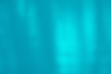 Işık Işını ve Gölgesi Olan Mavi Stucco Duvarı.