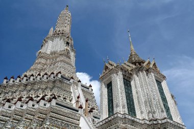 Wat Arun Tapınağındaki Antik Beyaz Pagoda.